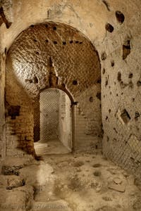 Taberna oder Geschäft in der unterirdischen Neapolis unter der Basilika San Lorenzo Maggiore in Neapel, Italien