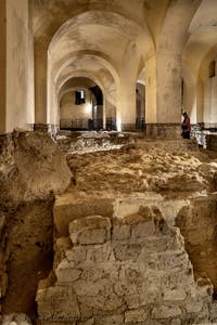Überreste des zweiten Kryptoportikus der unterirdischen Neapolis unter der Basilika San Lorenzo Maggiore in Neapel, Italien