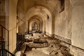 Überreste des zweiten Kryptoportikus der unterirdischen Neapolis unter der Basilika San Lorenzo Maggiore in Neapel, Italien