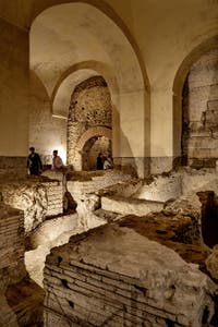Überreste des zweiten Kryptoportikus der unterirdischen Neapolis unter der Basilika San Lorenzo Maggiore in Neapel, Italien
