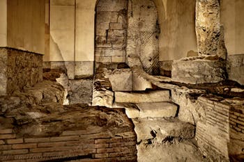 Überreste des zweiten Kryptoportikus der unterirdischen Neapolis unter der Basilika San Lorenzo Maggiore in Neapel, Italien