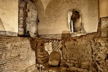Überreste des zweiten Kryptoportikus der unterirdischen Neapolis unter der Basilika San Lorenzo Maggiore in Neapel, Italien