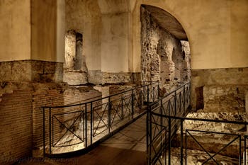 Der Cardine oder Cardo der unterirdischen Neapolis unter der Basilika San Lorenzo Maggiore in Neapel, Italien