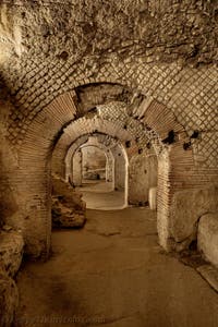 Kryptoportikus der unterirdischen Neapolis unter der Basilika San Lorenzo Maggiore in Neapel, Italien