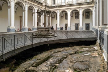 Der Tholos der unterirdischen Neapolis unter der Basilika San Lorenzo Maggiore in Neapel, Italien
