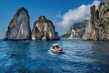 Eine Rundfahrt um die Insel Capri mit dem Boot
