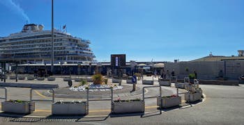 Der Hafen Beverello in Neapel für Tragflügelboote zu den Inseln Capri, Ischia und Procida