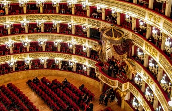 Der Konzertsaal des Opernhauses Teatro San Carlo in Neapel, Italien