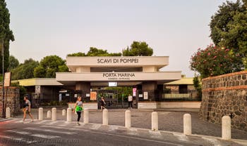 Eingangstor Marina der Ruinen von Pompeji in der Nähe von Neapel in Italien