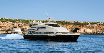 Die Aliscafi-Tragflügelboote, mit denen man die Inseln Capri, Ischia und Procida erreichen kann