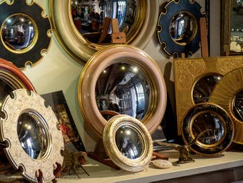 Die Hexenspiegel oder Spiegel der Bankiers, konvexe Spiegel, die bei Canestrelli in Venedig gezeigt wurden