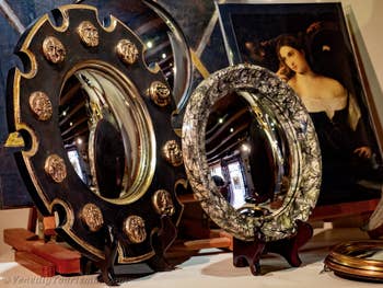 Die Hexenspiegel oder Spiegel der Bankiers, konvexe Spiegel, die bei Canestrelli in Venedig gezeigt wurden