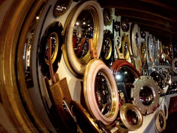 Hexenspiegel oder Bankierspiegel, konvexe Spiegel bei Canestrelli in Venedig