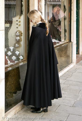 Daniela in Venedig mit ihrem Tabarro von Zara