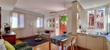 Das Wohnzimmer, Esszimmer und die Küche der Ferienwohnung Fenice Terrasse in Venedig, Italien