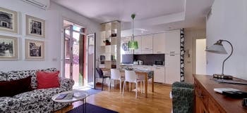 Das Wohnzimmer, Esszimmer und die Küche der Ferienwohnung Fenice Terrasse in Venedig, Italien