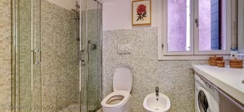 Das Badezimmer der Ferienwohnung Fenice Terrasse in Venedig, Italien