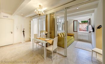 Das Esszimmer der Wohnung San Marziale in Venedig, Italien