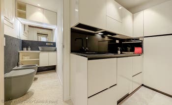 Die Küche und das Badezimmer der Ferienwohnung San Marziale in Venedig, Italien